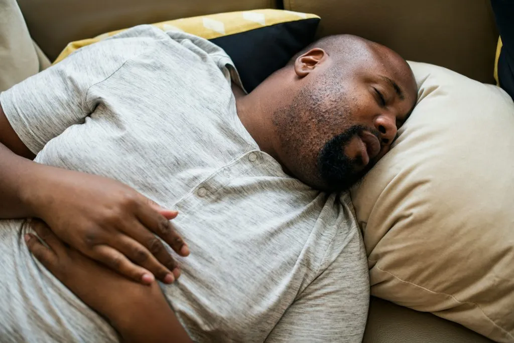 un homme souffrant d'apnée durant son sommeil