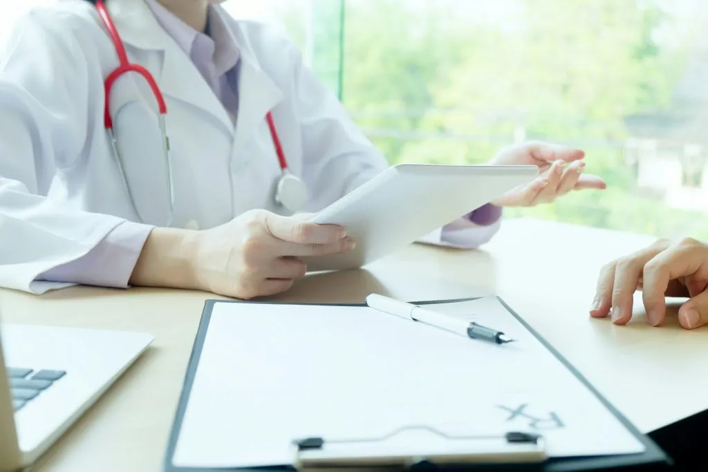 Illustration de l’expertise médicale et de la médecine d’assurance : évaluation des dommages corporels, incapacité, contre-expertise médicale et litige avec assurance suite à accident du travail, maladie professionnelle ou agression.