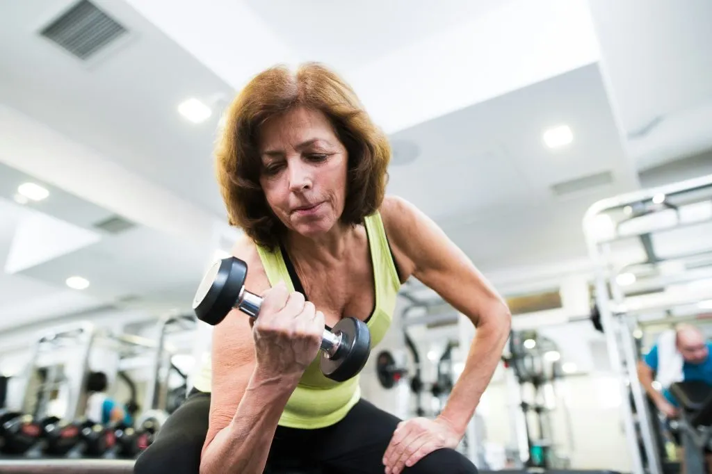 femmes âgées qui se musclent pour garder sa vitalité