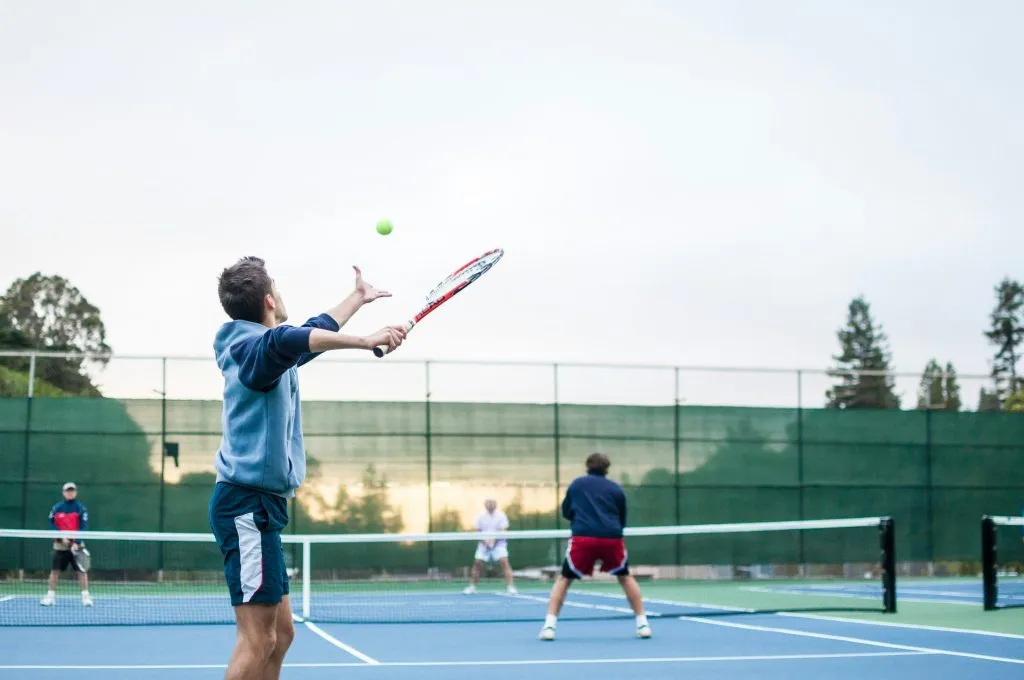 Joueur de tennis préparant un service sur un court