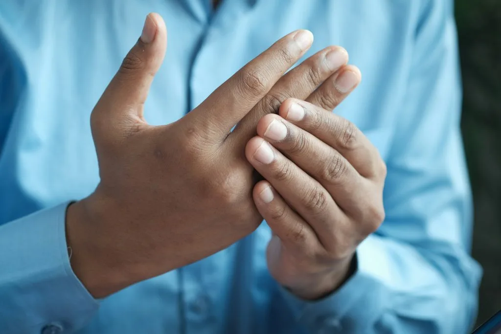 Arthrose : les 4 façons dont l’ostéopathie peut soulager les douleurs articulaires