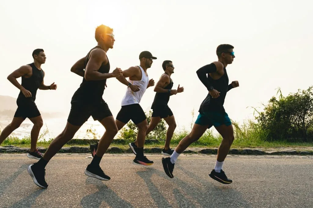 Groupe de coureurs sur un chemin en plein air